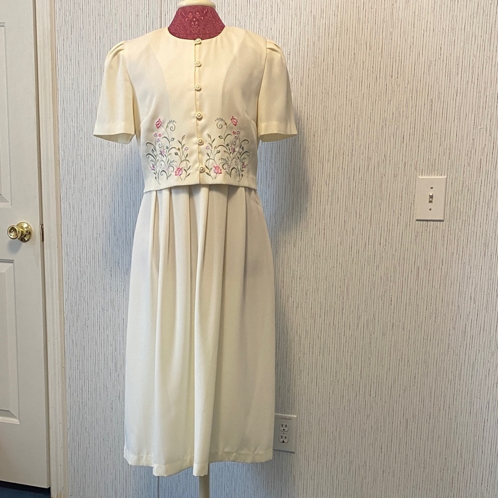 Peri  Size 12P Elegant Cream Floral Embroidered  Midi Event Party Evening Dress